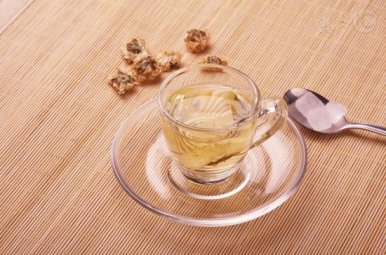 菊花茶属寒性，阳虚体质的人不宜长期饮用